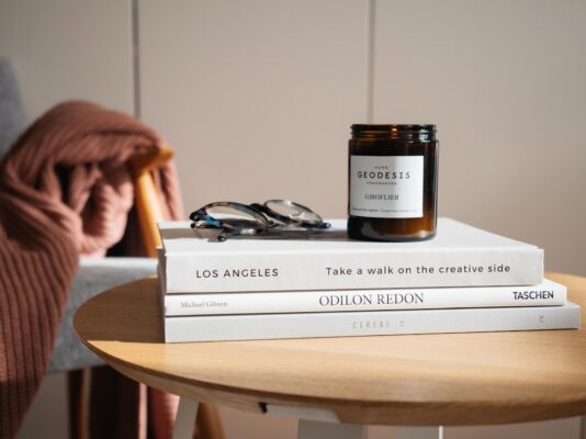 Geodesis clove tree candle